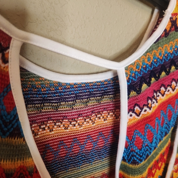 Crochet mult top. Sleeveless and the back crosses so the back is partially out. - Picture 5 of 5